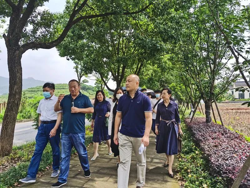 駐浙江聯絡處主任劉銘德（右二）在金華市港澳辦副主任馬金廳（左一）及義烏市港澳辦主任吳丹（右一）陪同下參觀國際創客李祖村