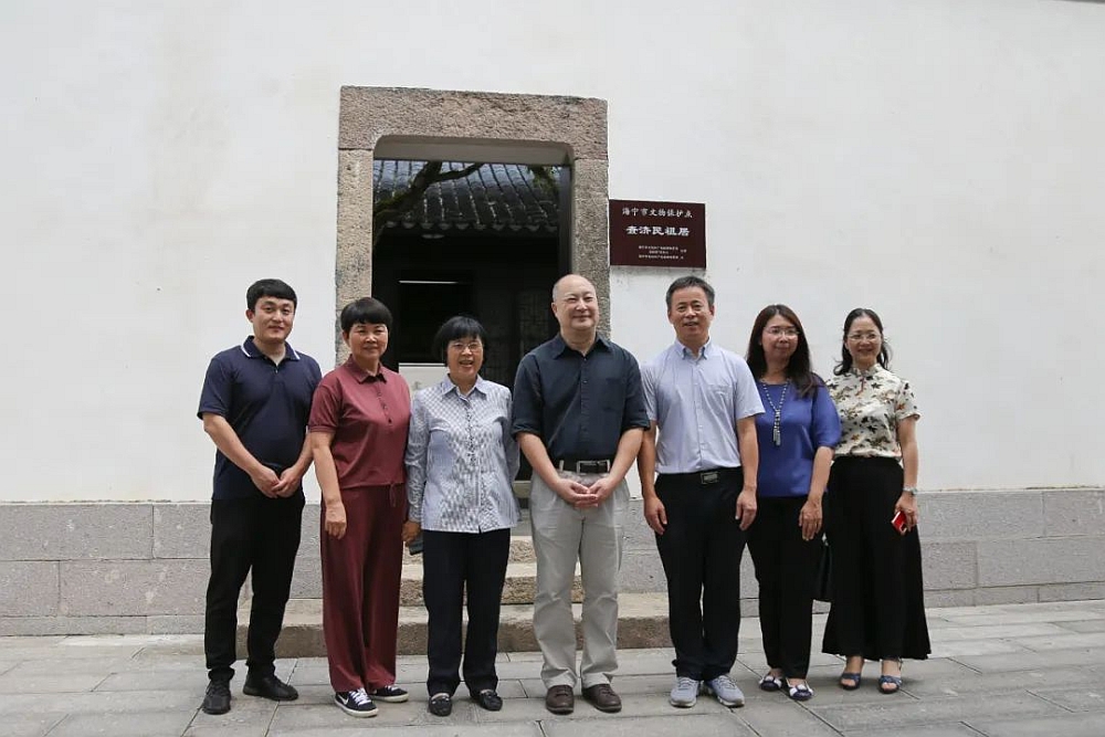 駐浙江聯絡處主任劉銘德（左四）與嘉興市港澳辦副主任莊玉娥（左二）、海甯市袁花鎮人大主席朱雪明（右三）、海寧市友協專職副會長錢亞萍（右一）等參觀查濟民祖居後合影