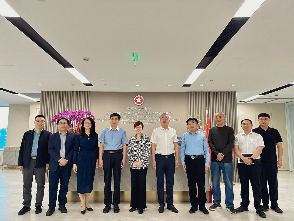 駐滬辦主任（左五）與山東省商務廳駐上海商務代表滿其偉（左四）等合照